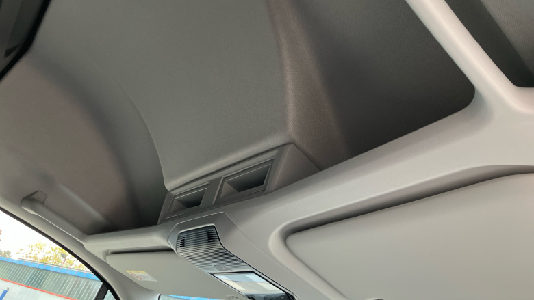 Volkswagen Crafter Cr35 Mwb Diesel Fwd 2.0 TDI 140PS Commerce Plus Low Roof Van